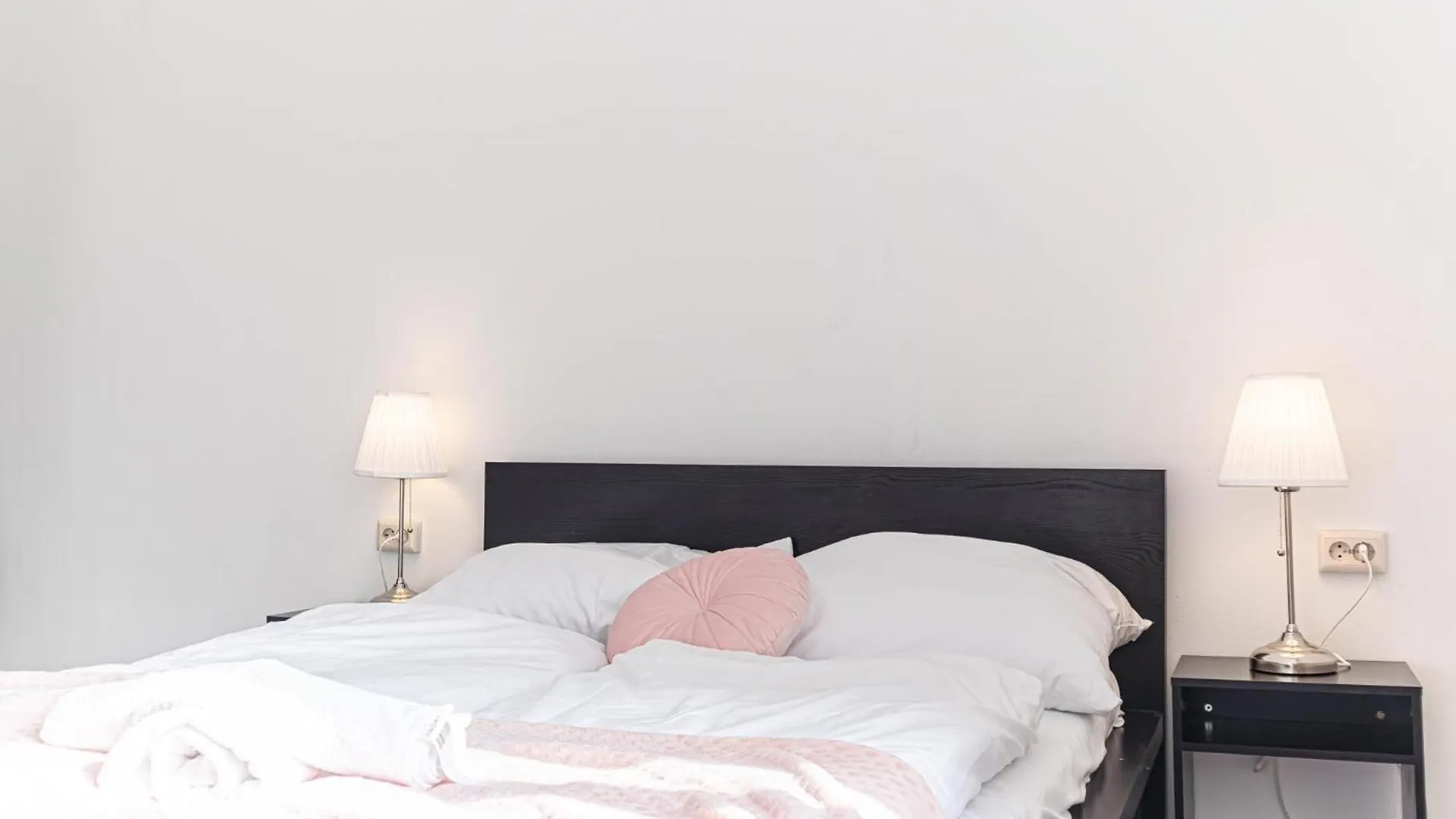 Convenient 2Br Apt. Near U6 Station Am Schoepfwerk Vienna